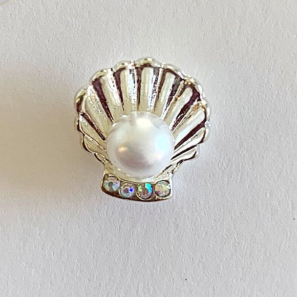 Shark & Pearl Clam Shell Asymmetrical Rhinestone Stud Earrings - Picture 2 of 8